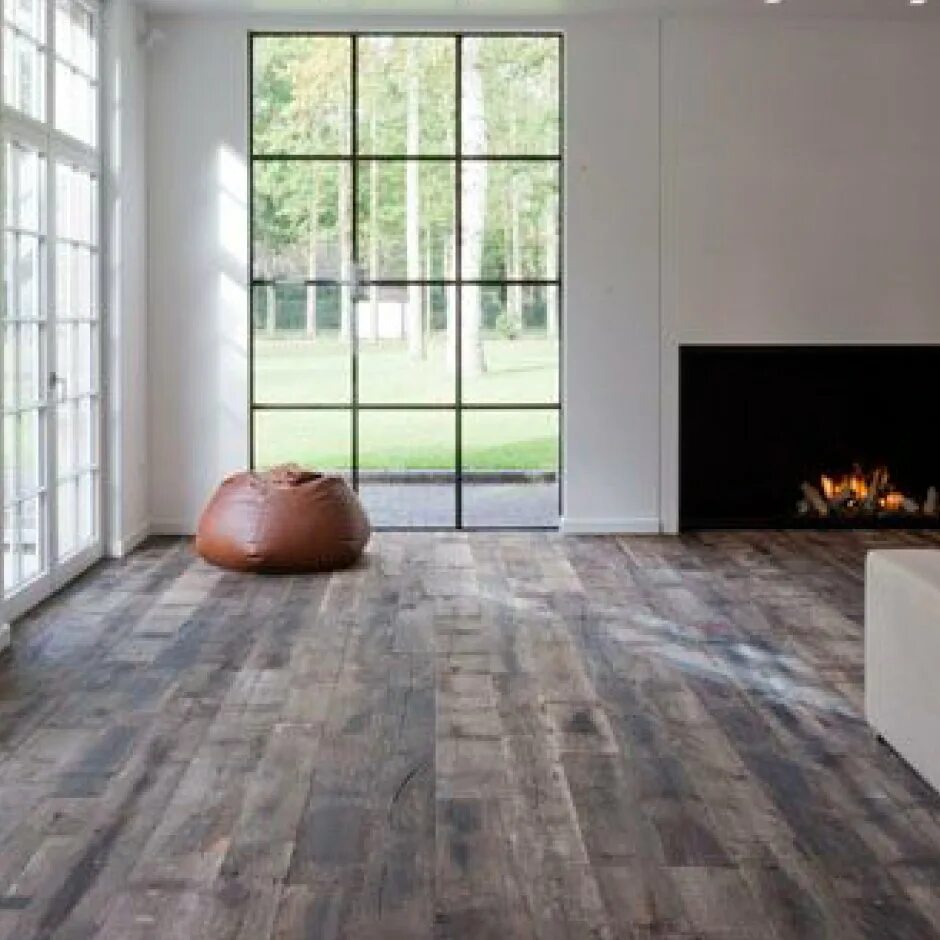 Риверсайд ламинат. Плитка под дерево на кухне. Ламинат quick step дуб. Белые стены деревянный пол. Серый ламинат в интерьере гостиной.
