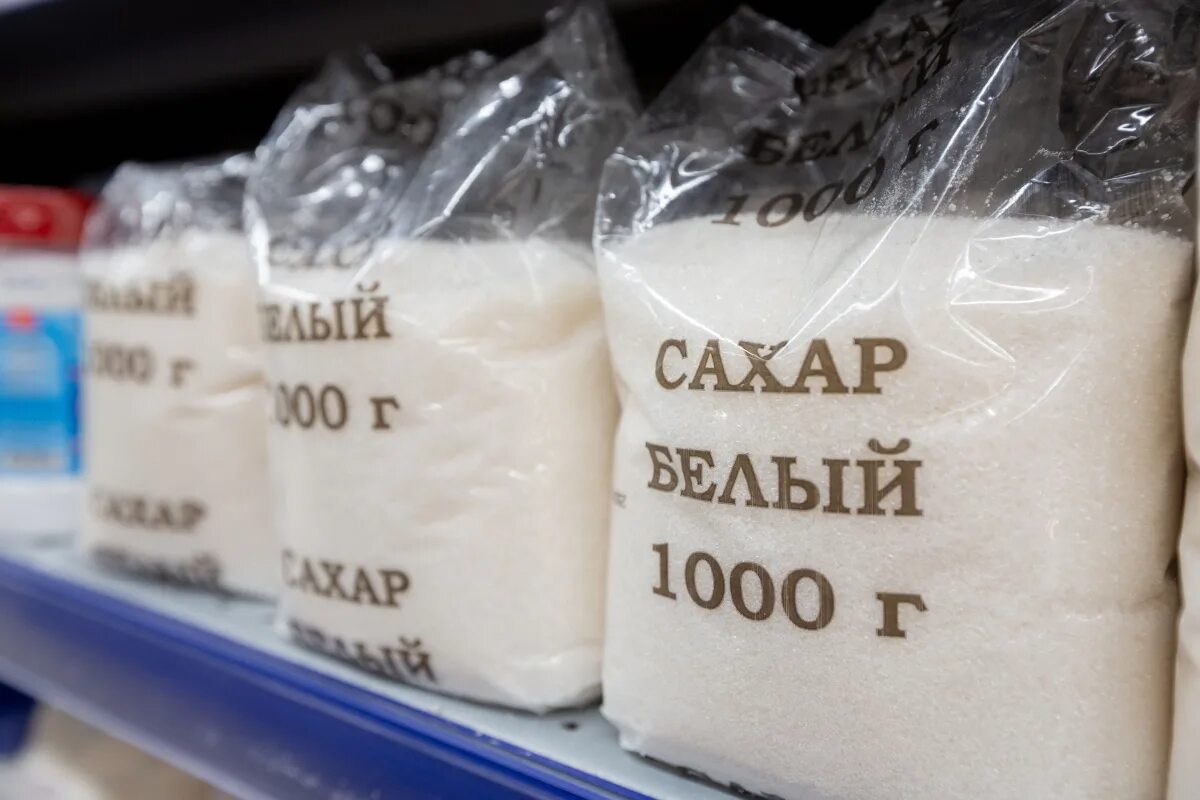 магазин продукты. сахар кыргызстан. сахар на полках магазина. сахар. выкладка сахара в магазине.
