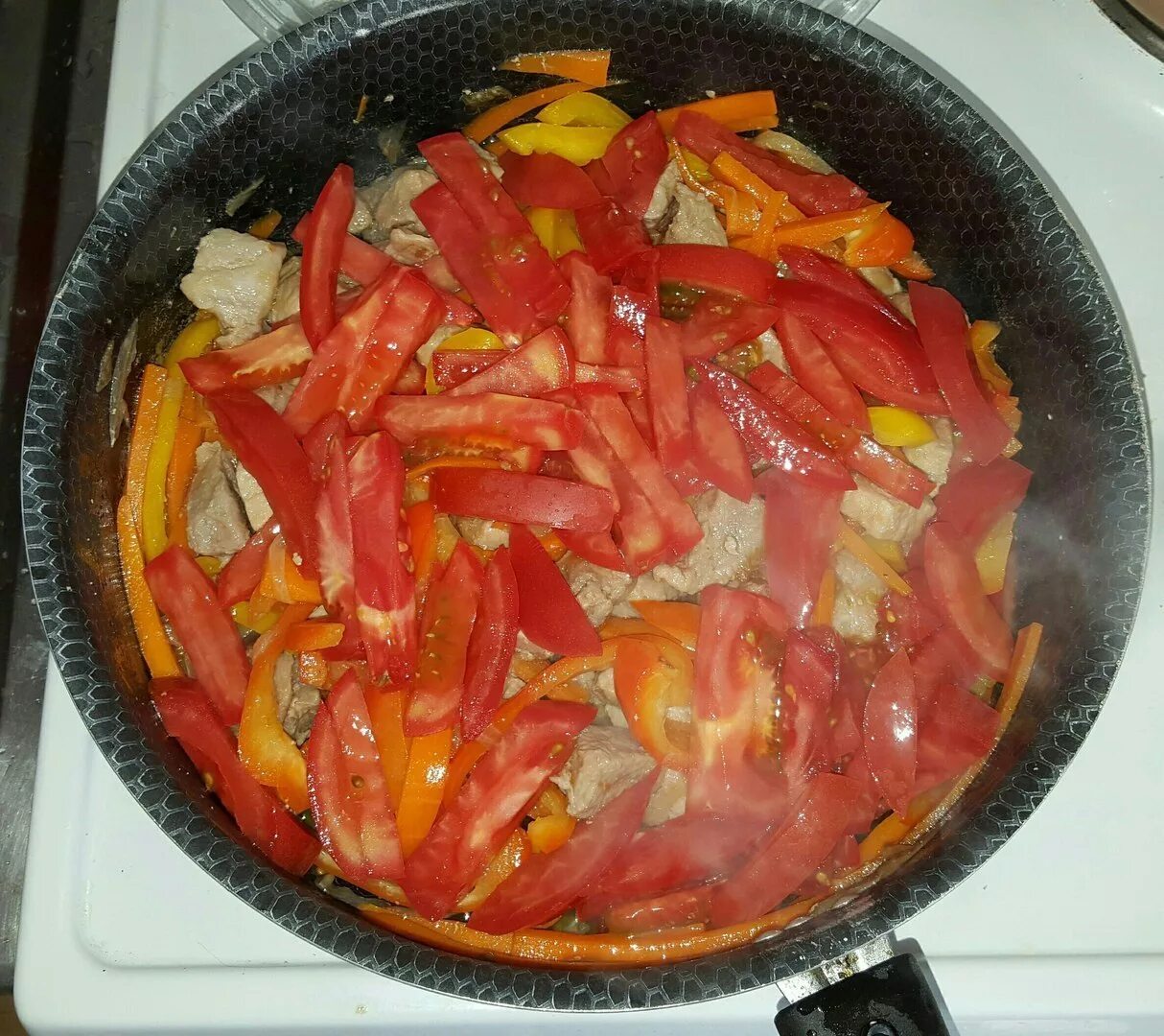 Мясо лук морковь перец болгарский. Болгарский перец и лук. Болгарский перец морковь лук крупно нарезаны. Мясо лук морковь перец болгарский. Салат перец помидоры лук.