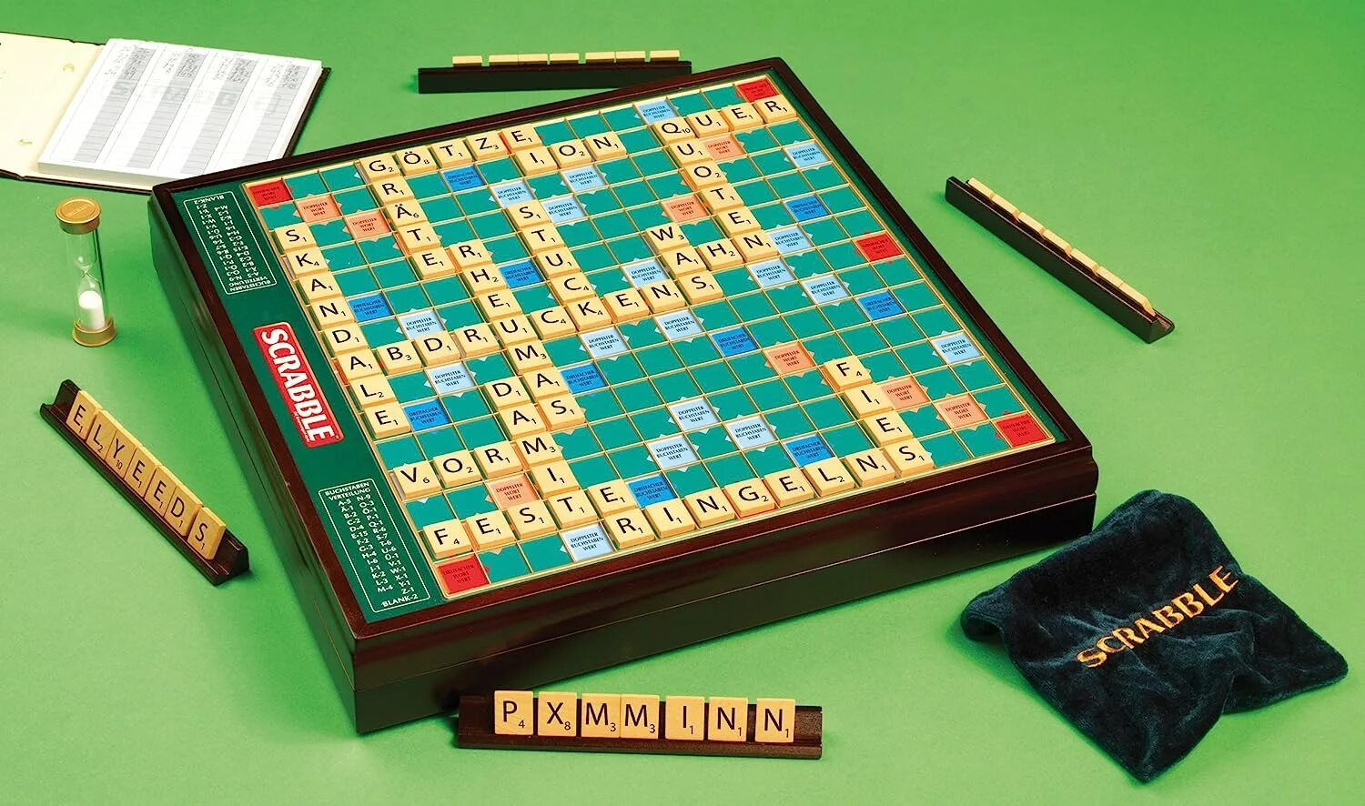 Эрудит фото. Эрудит Скрабл. Scrabble игра. Скрабл на русском. Литературный Скрабл.