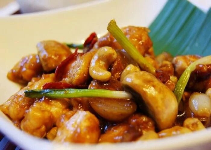Курица по тайски. Курица с кешью в тайланде. Жаркое. Курица жареная по тайски. Курица по тайски.