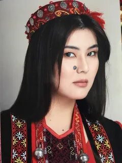 Латекс костюміндегі қыз сиқырды сорып алады