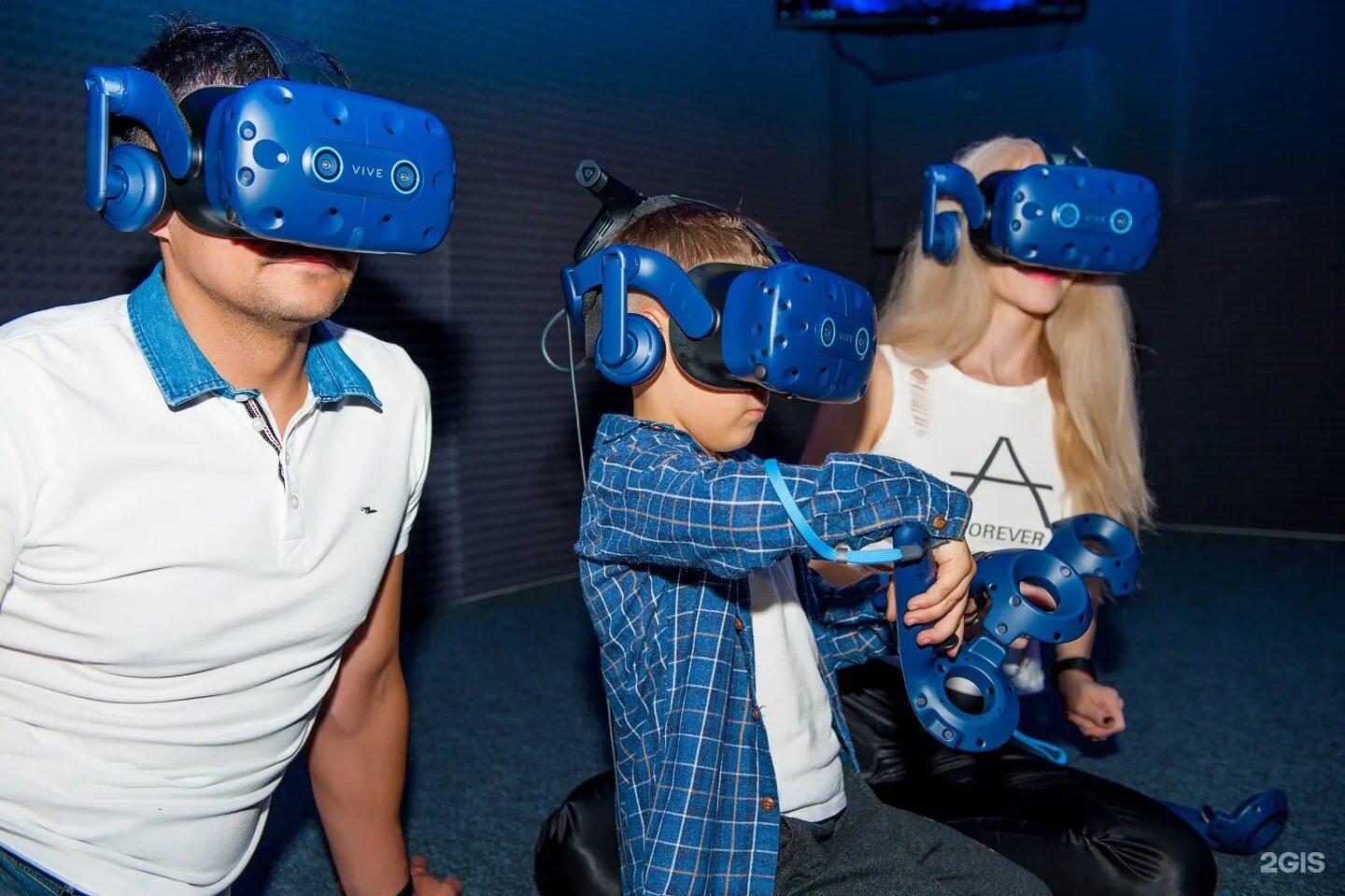VR клуб. Виртуальная реальность дети. Клуб виртуальной реальности. Клуб виртуальной реальности фотосессия.