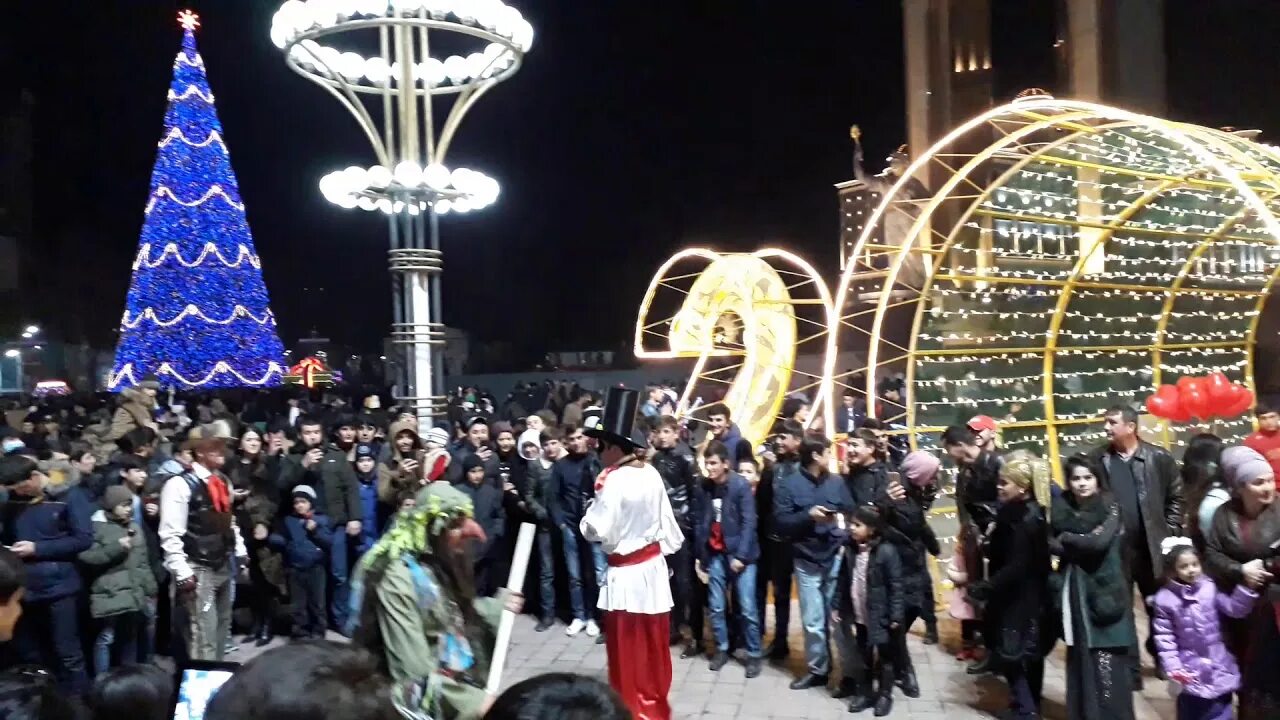 Отмечают ли новый год в таджикистане. Елка в душанбе 2019. елка в душанбе 2025. новогодняя ёлка в душанбе 2025. таджикистан душанбе 2019.