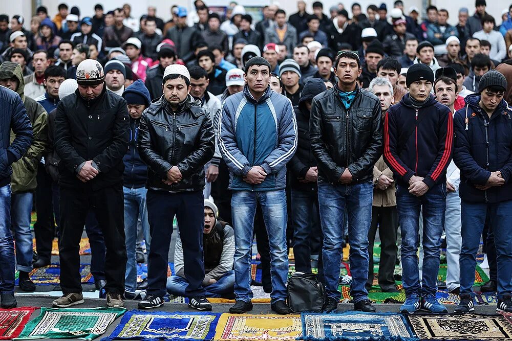 Намаз в исфаре. Мусульмане молятся в Москве. Массовый намаз. Массовый намаз в Москве. Мусульмане сейчас.