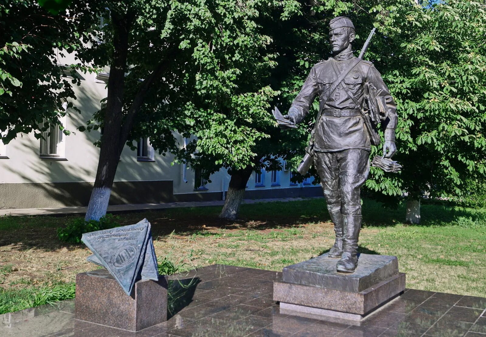 Памятник фронтовому почтальону в Воронеже. Памятник военному почтальону в Воронеже. Памятник фронтовому почтальону в Воронеже описание. Памятник фронтовому почтальону, скульптор а. Игнатов, 2015 год, Воронеж.. Литературный классик с памятником в воронеже