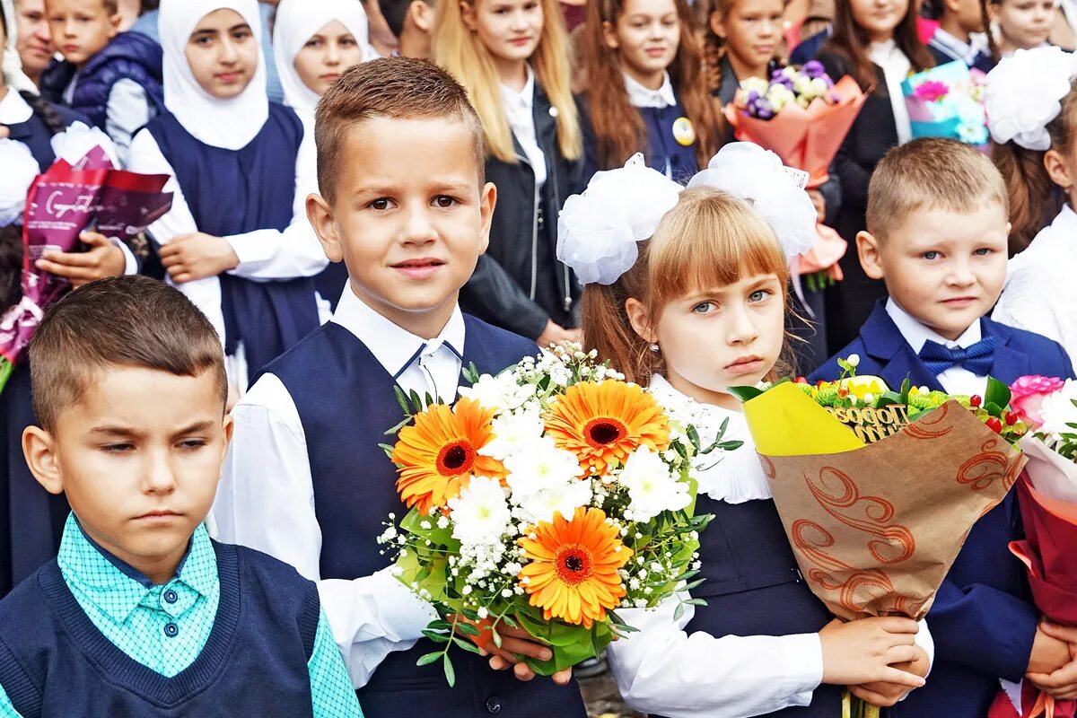 В 3 года пошел в школу. Школа 1 сентября. Школьники 1 сентября. Школы с первого сентября. День знаний.