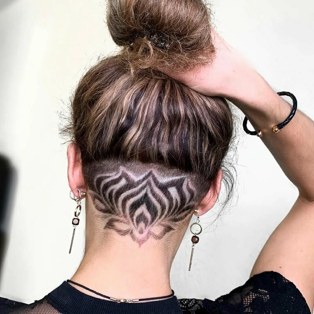 прически с выбритым затылком женские. боб с выбритым затылком. стрижка с выбритым затылком.