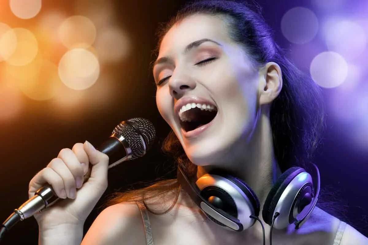 студия пения. микрофон для пения. звучание голоса. женщина поет в микрофон. превратить голос в женский.