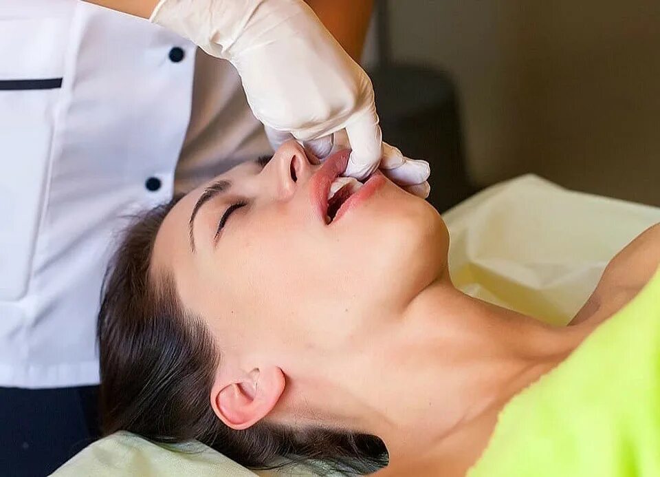 Скульптурно-буккальный массаж воронеж. Скульптурный массаж лица. Буккальный массаж москва. Буккальный массаж золотой и коричневый. Скульпуонл_буккальнвй маасаж.