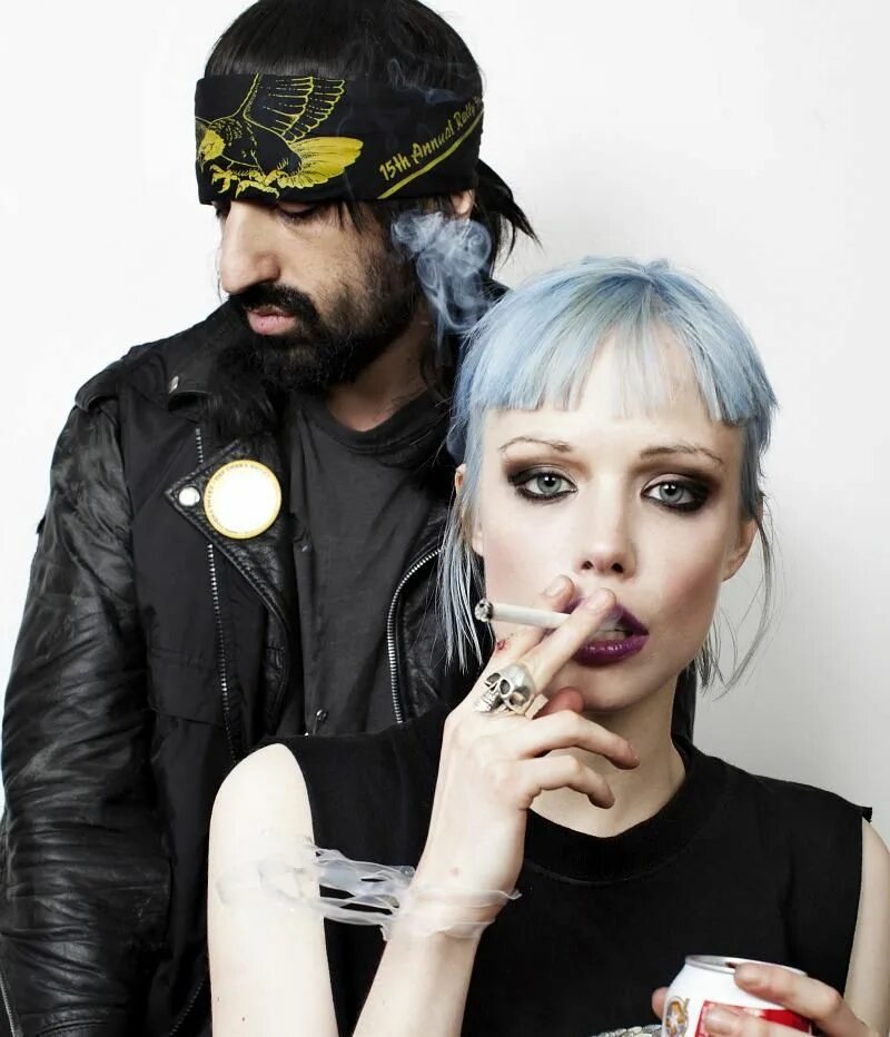 Crystal castles loop. Элис гласс и итан кэт. crystal castles. crystal castles вокалистка. группа кристалл кастельс.