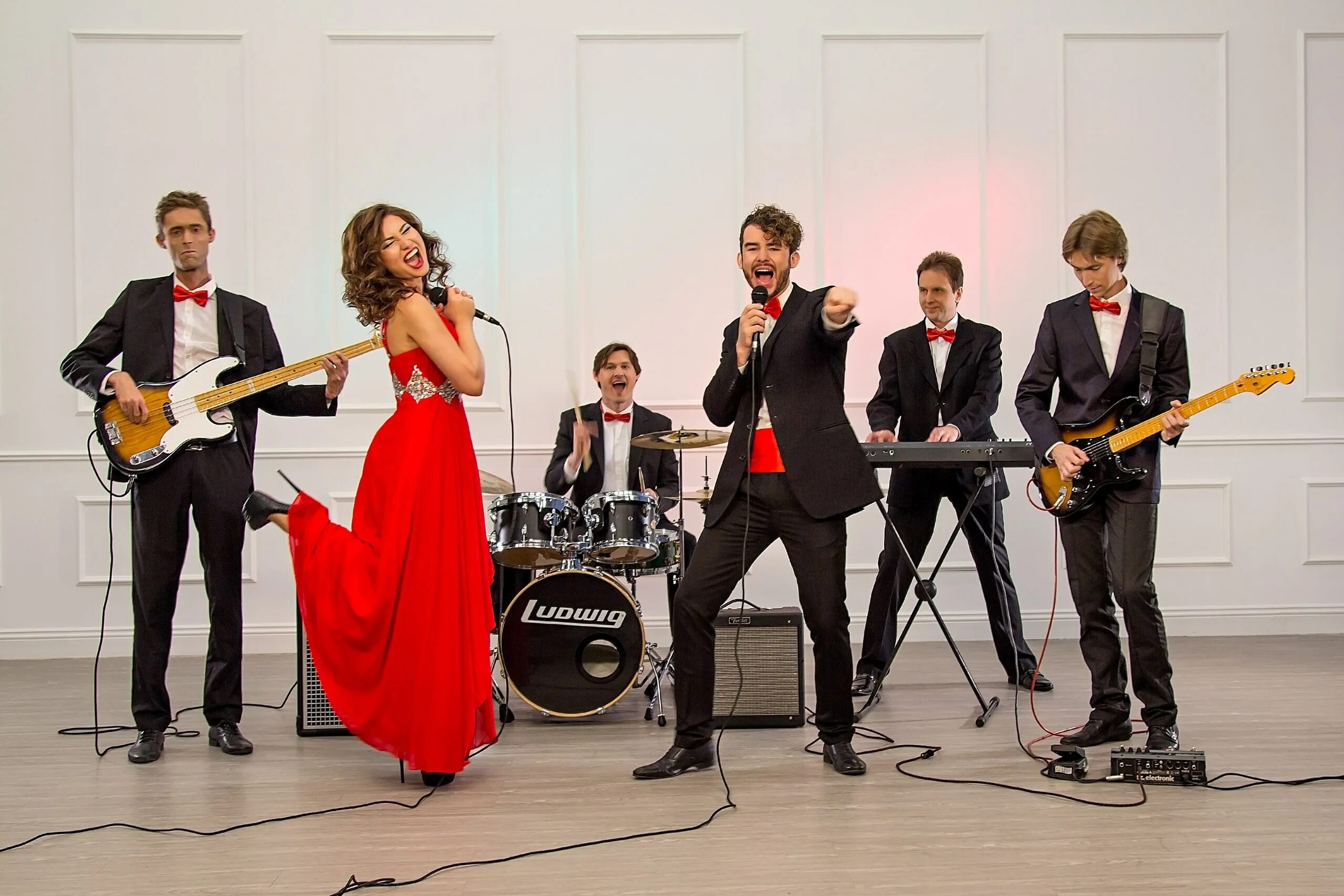 Фото голые виолончелистки. Джаз в исполнении жилина. Воронежский симфонический оркестр туман. Кавер группа лакинск. Исполнил композицию.