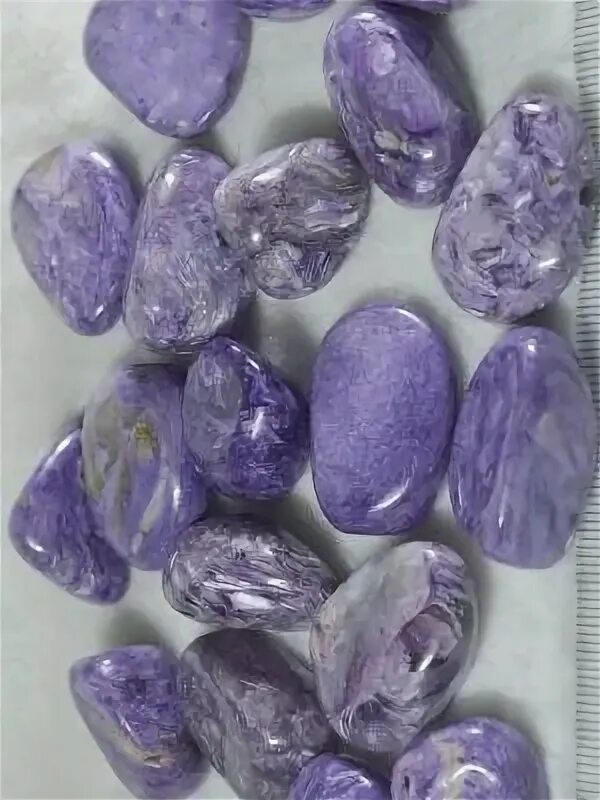 Чароит где добывается. Чароит название. Чароит название. Фиолетовый минерал чароит. Фиолетовая порода камня.