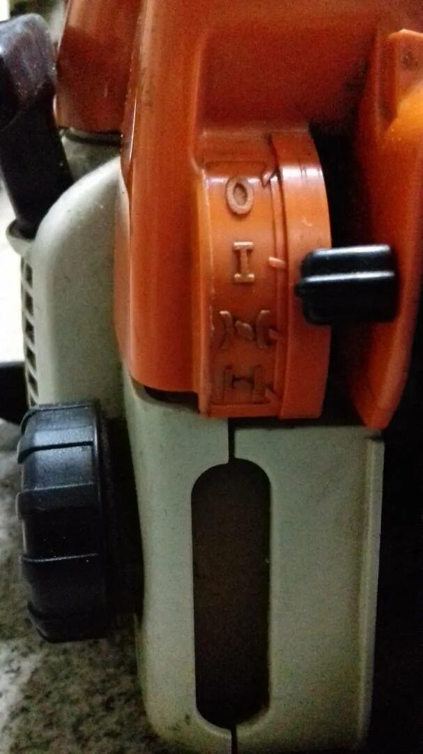 Как заводить штиль 180 на холодную. Stihl ms 180 подсос. бензопила штиль 180 подсос бензина. заводка штиль 180. завести бензопилу штиль 180.