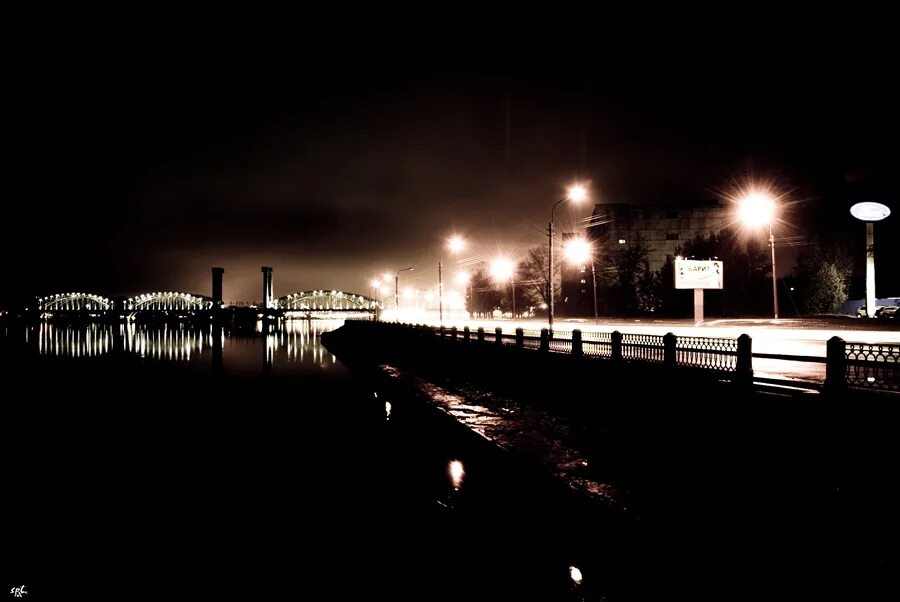 Днем высокое ночью низкое. Ночной город Ейск. Грязовец ночью. Фото ночного города Зеленокумск. Ночной Ейск фото города.