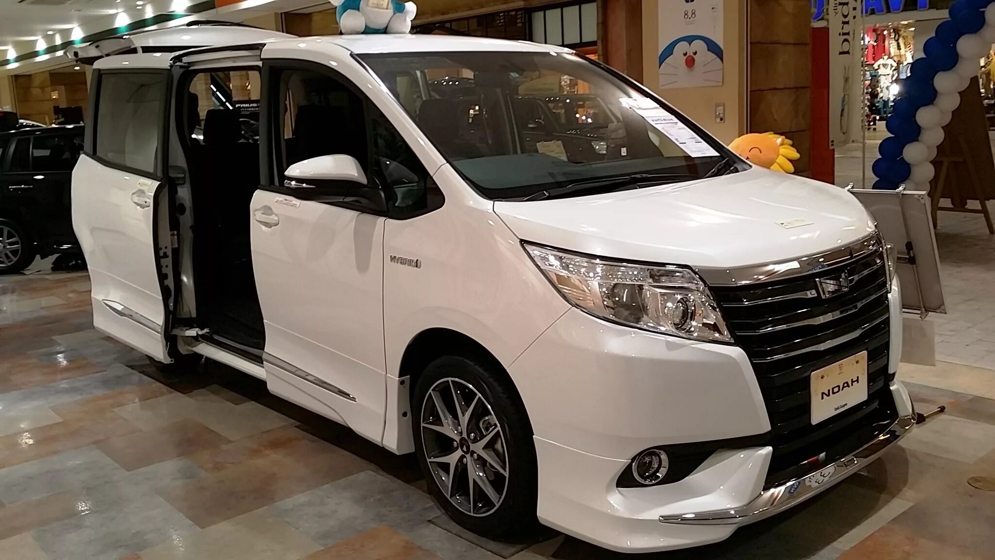 Noah гибрид. Тойота Ноах гибрид. Тойота Ноах гибрид 2015. Минивэн Тойота Ноах. Toyota Noah 1.