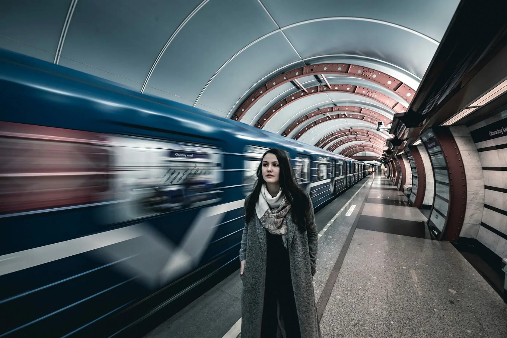 фотосет в метро. красивые люди в метро. девушка нужна метро. красивые девушки в метро москвы. красивая девочка в метро.