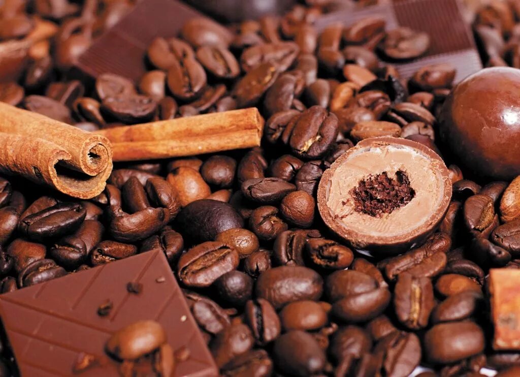 Зерна шоколада. Кофейные зерна в шоколаде. Кофе и шоколад. Шоколадные зерна кофе. Зерновой кофе и шоколад.