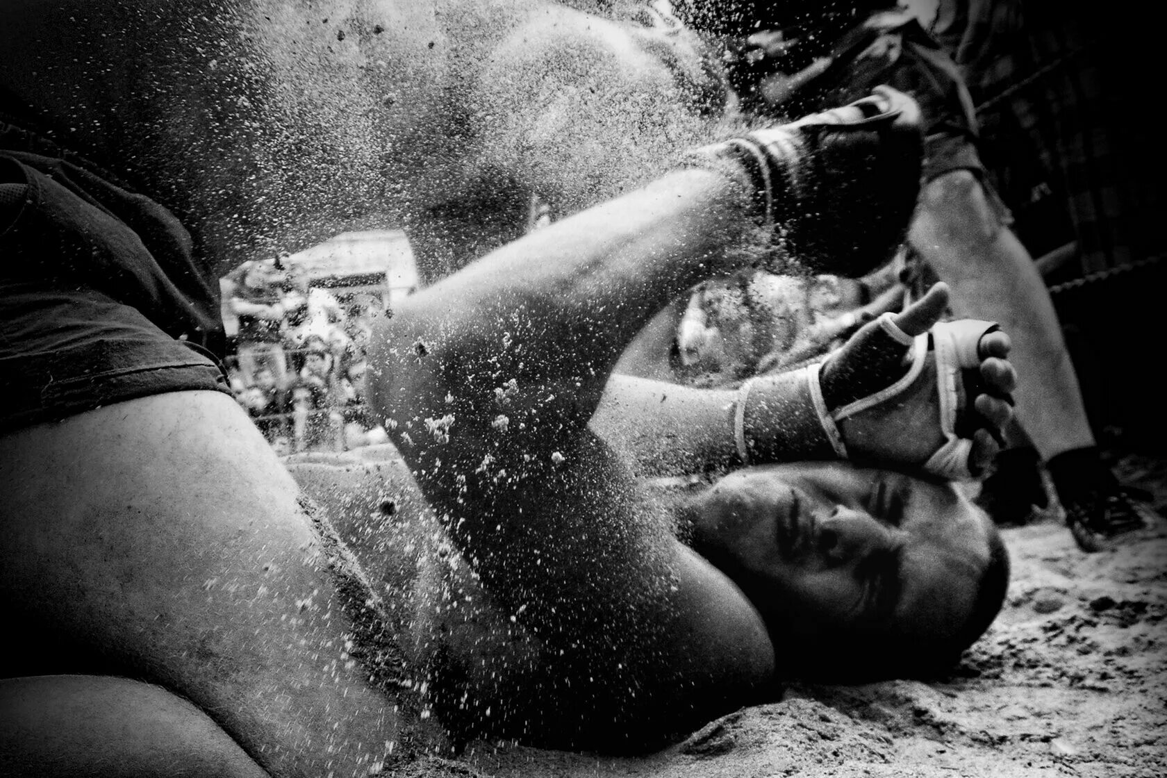 Приятно поговорить с умным человеком с самим собой. Адам лаптон внутренняя борьба. Борьба с самим собой. Художник томас ален капера. Сражалась сама с собой.