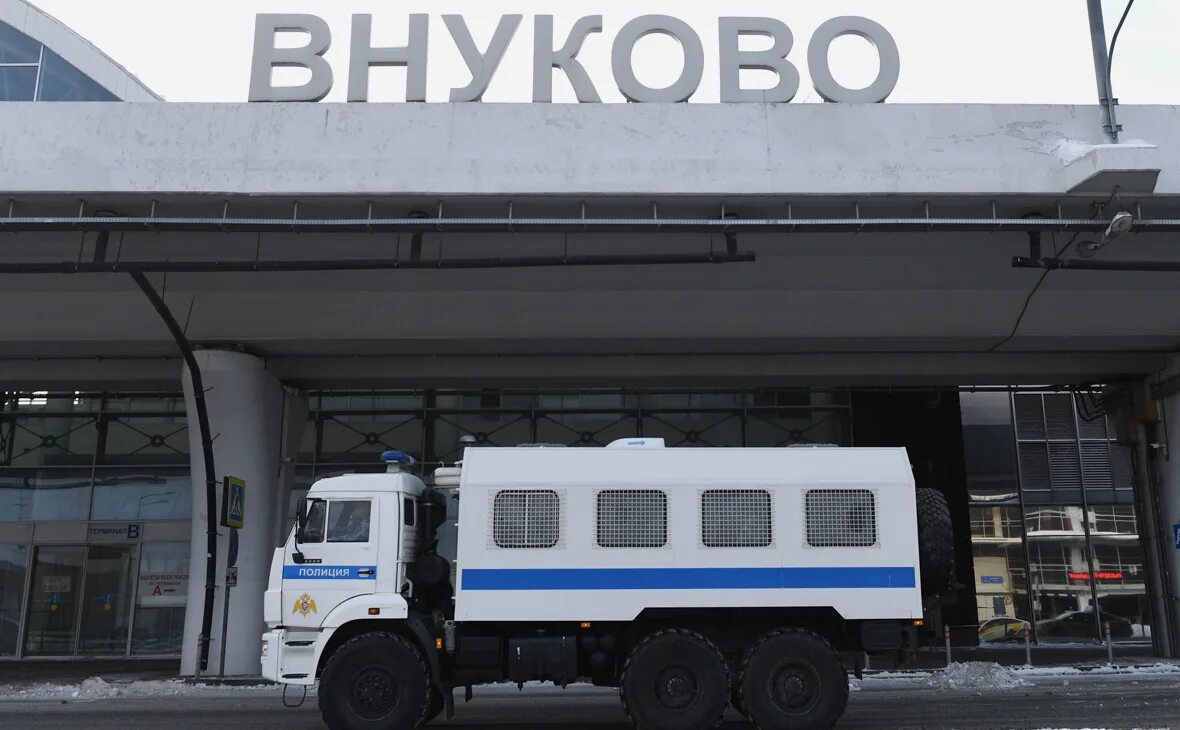 Машина в аэропорт внуково. Автозак. автозак в аэропорту. внуково полиция. аэропорт внуково 2025.