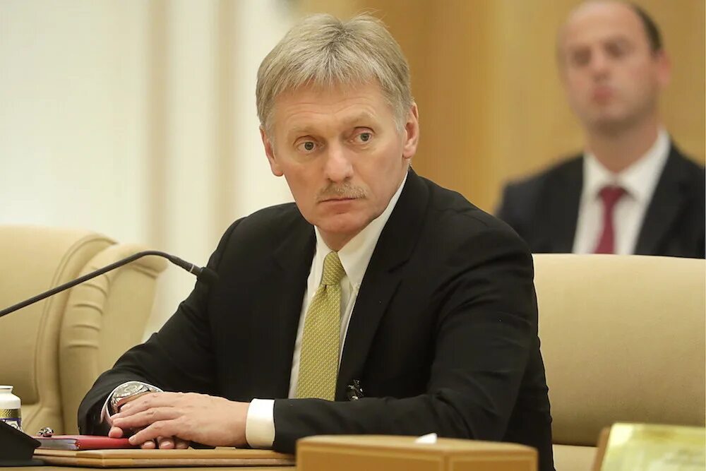 Песков в полный рост. Песков идет. Песков в кабинете. Песктв в молодости. Песков в кабинете.