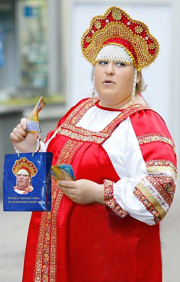 кокошник прикол. баба в кокошнике с караваем. кокошник россия. девушка в кокошнике. девушка в кокошнике.