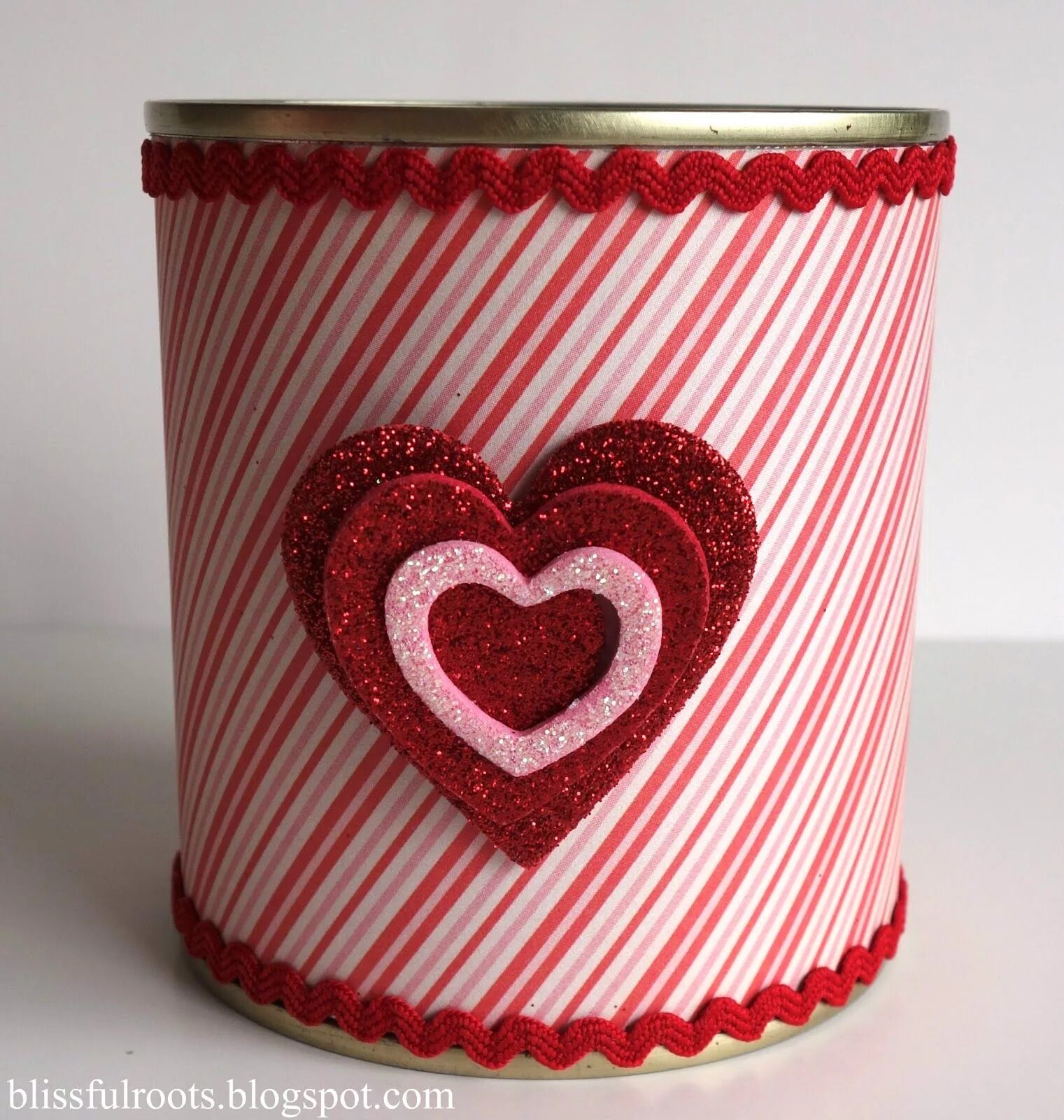 поделки из консервных банок. поделка из жестяной банки. жестяные поделки. подсвечник из жестяной банки. жестяные поделки.