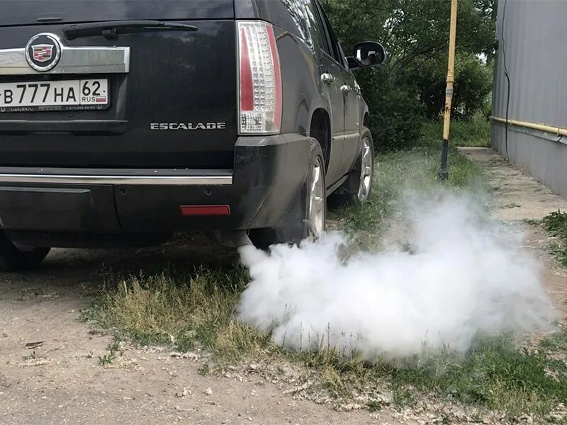 Сильно дымит из выхлопной. Пар из выхлопной трубы. Сизый дым. Выхлопные ГАЗЫ. Автомобиль дымит.