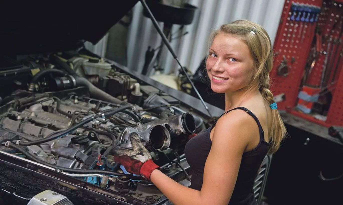 Женщины механики. Девушка автослесарь. Женщина автослесарь. Девушка автослесарь. Красивая девушка автослесарь.