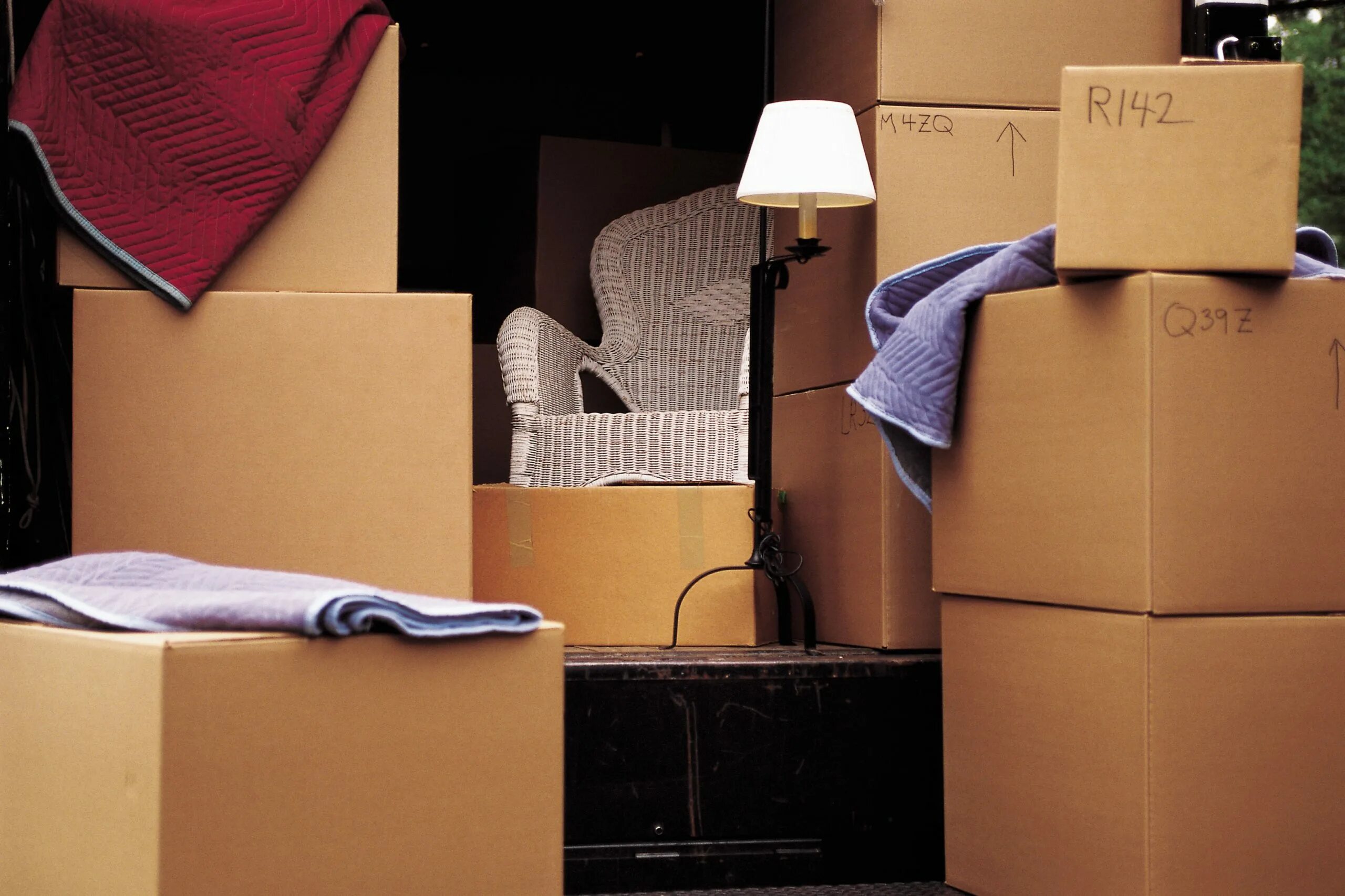 Коробки с вещами. Вещи в коробке. Переезд в квартиру. Коробки для переезда. Срочно переехать