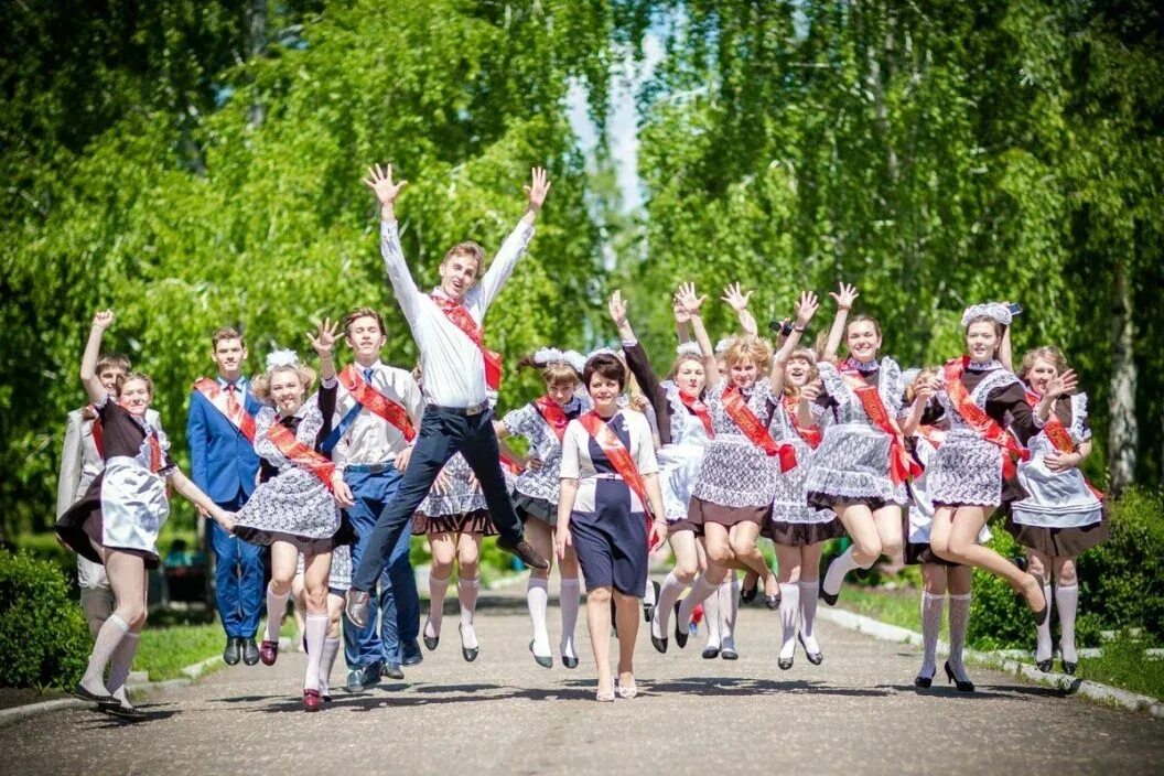 25 мая можно. Последний звонок. Школьный выпускной. Последний звонок выпускники. Выпускной школьников.