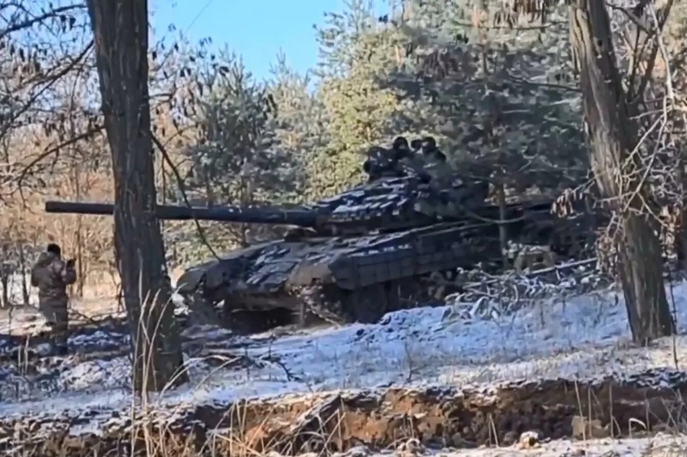 Брэдли и т 90 бой. Подбитый т-72б3. Танки украины. Танк т-55. Танки на передовой.
