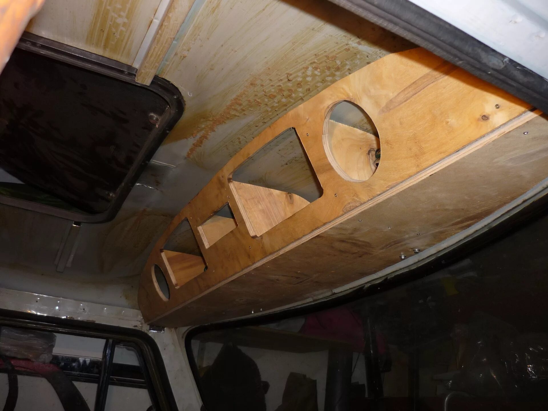 Полка под магнитолу уаз 452. Полка уаз 469 верхняя. Полка в уаз своими руками. Задняя полка уаз хантер. Акустическая полка уаз буханка.