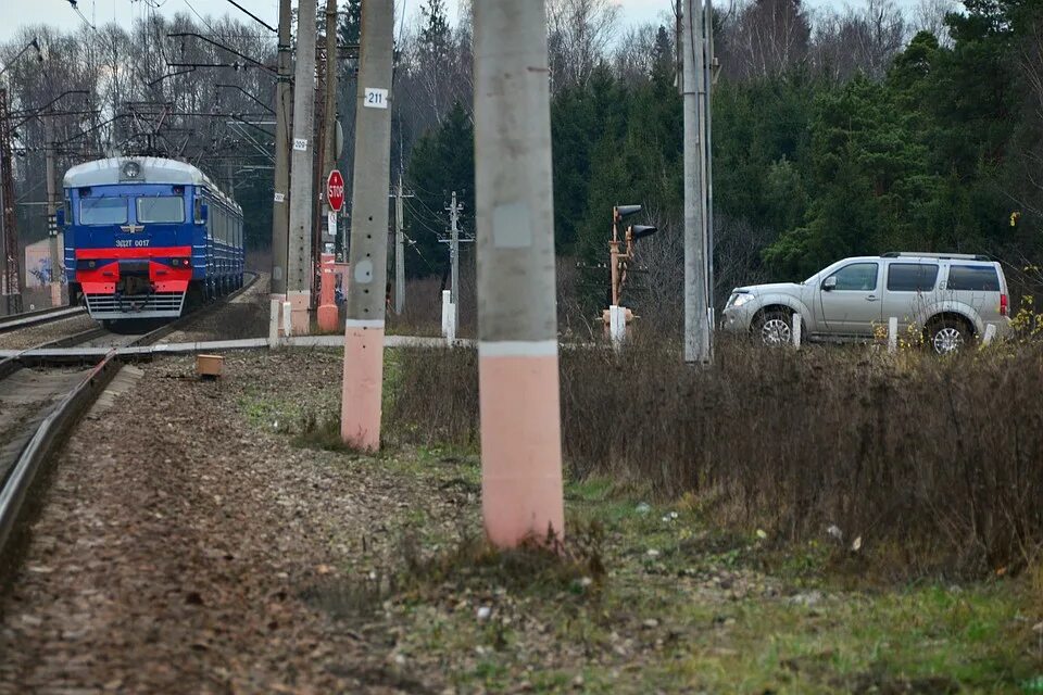 Заброшенный Железнодорожный переезд. ЖД переезд. Советский Железнодорожный переезд. Поезд на переезде.