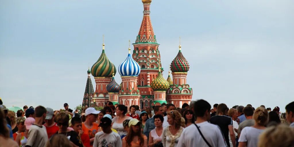 Жители Москвы. Москва люди. Толпа на красной площади. Много людей и Кремль. Городское население москвы