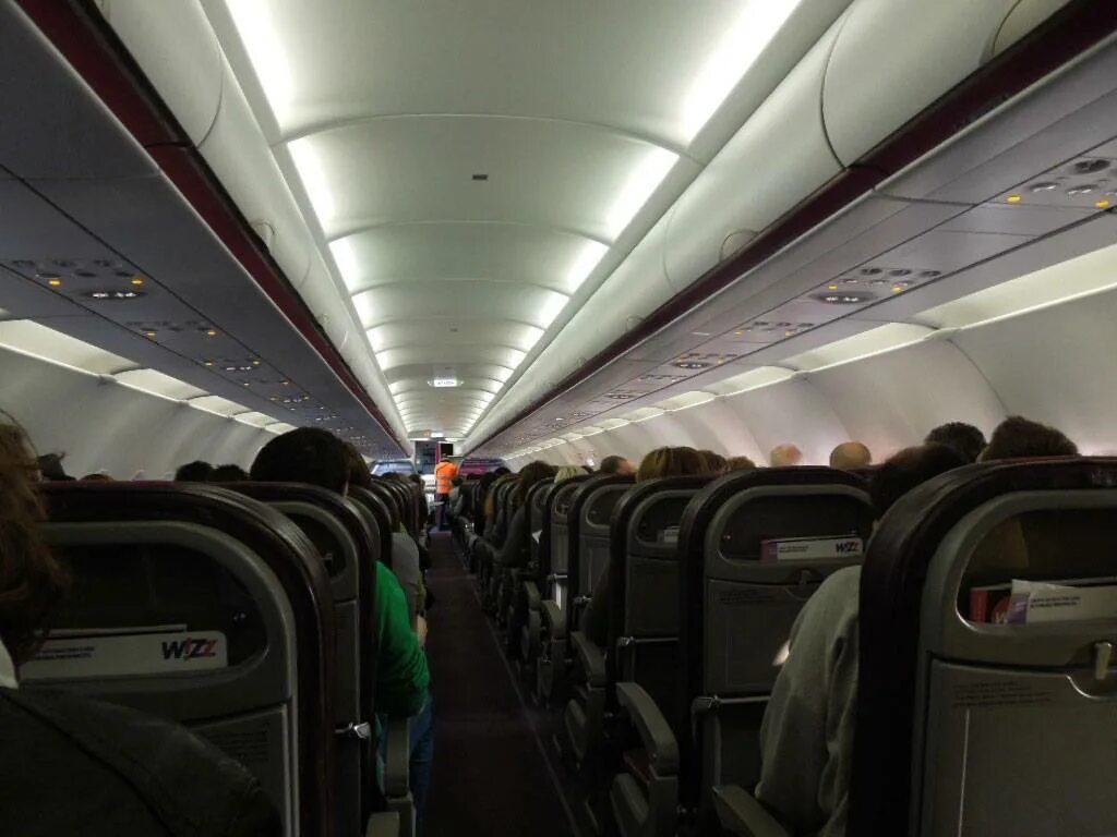 Салон самолета airbus a320. Аэробус а320 аэрофлот салон. Airbus a320 салон. Салон a320 100 200. Аэробус а320 внутри.