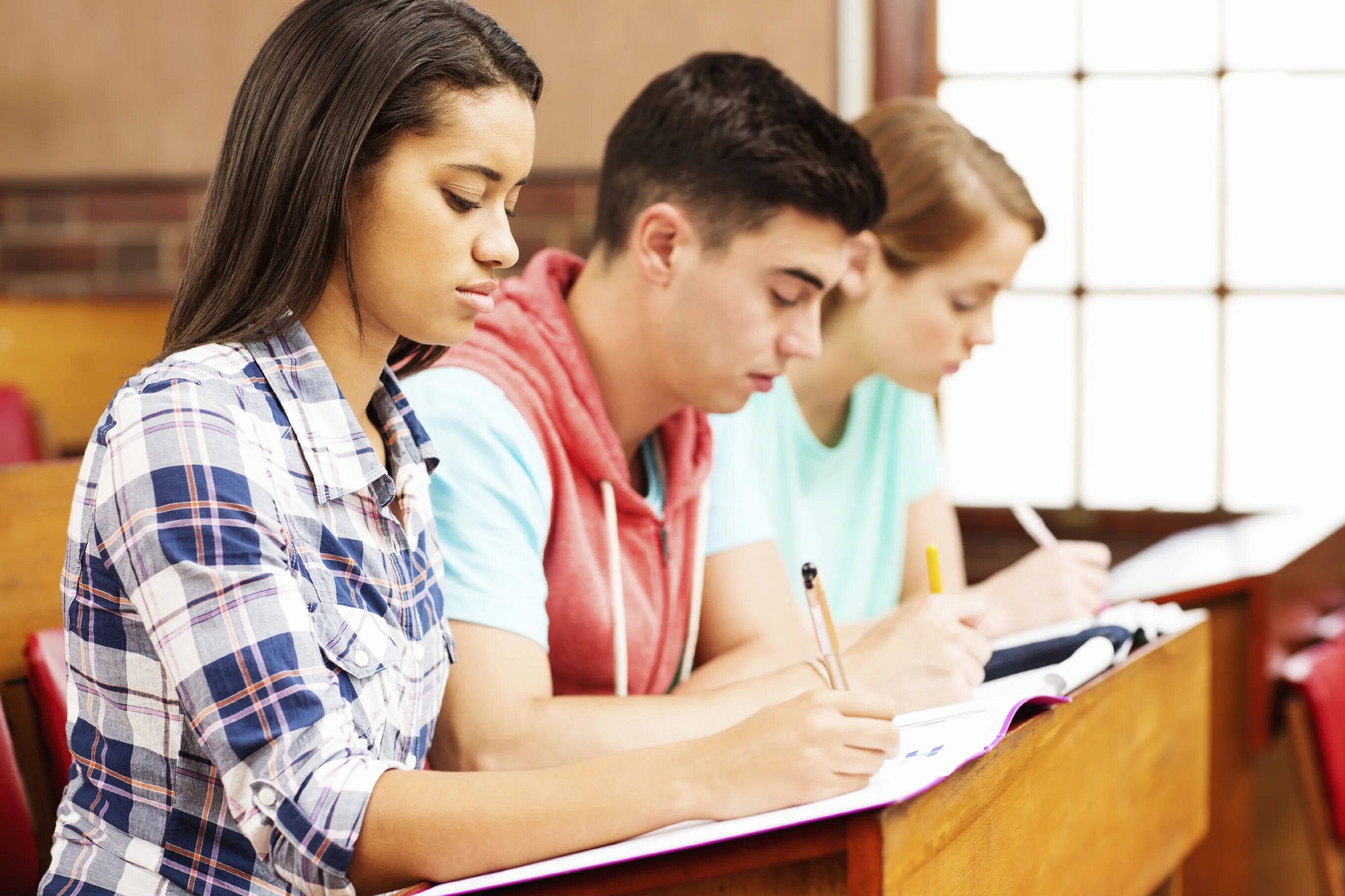 She is student in the class. Студент записывает. high school student. 3 студента. lise.