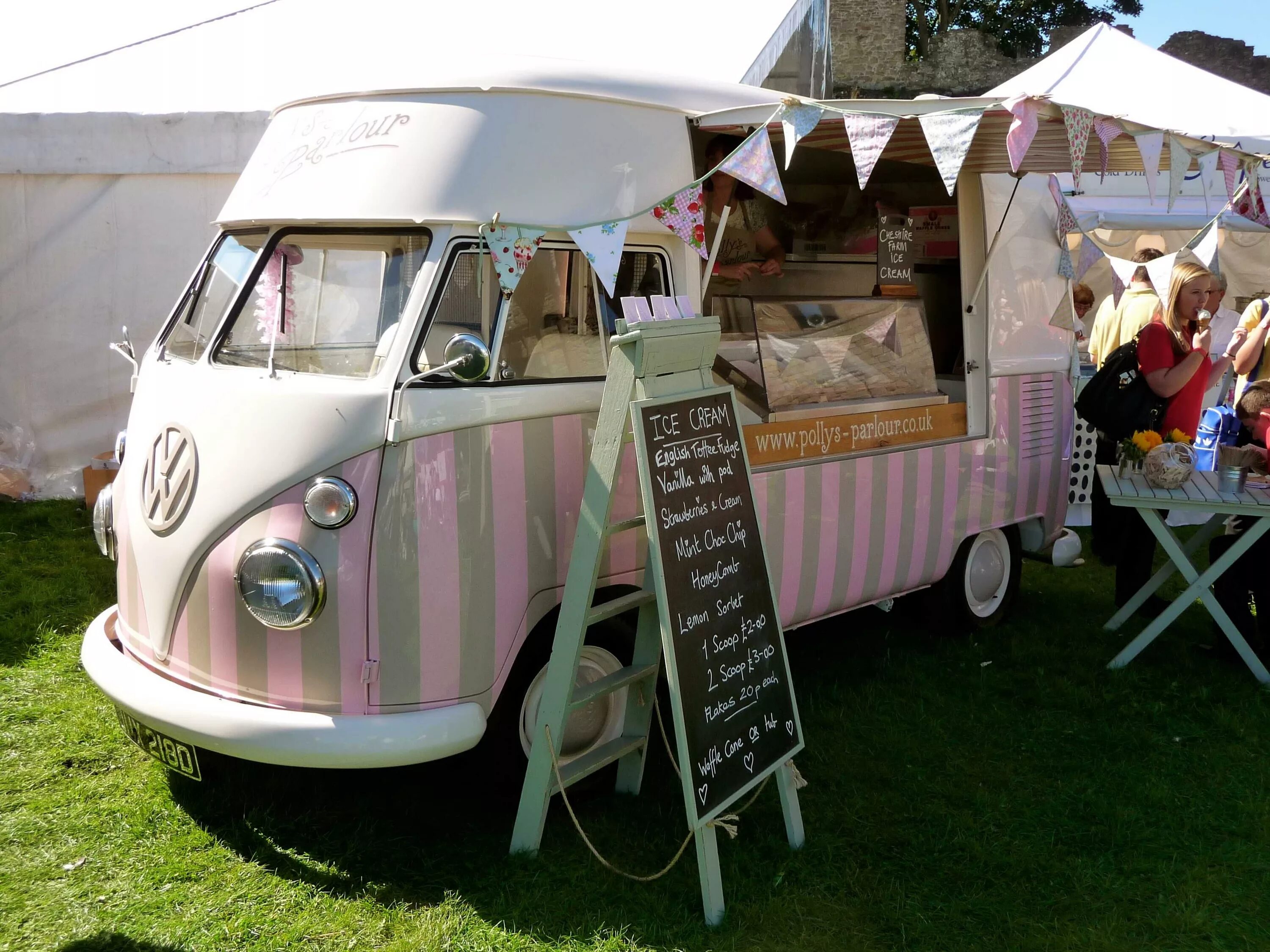 Ice bus. Фургончик ice cream. фургончик с мороженым volkswagen. машина мороженщика. вагончик мороженого.