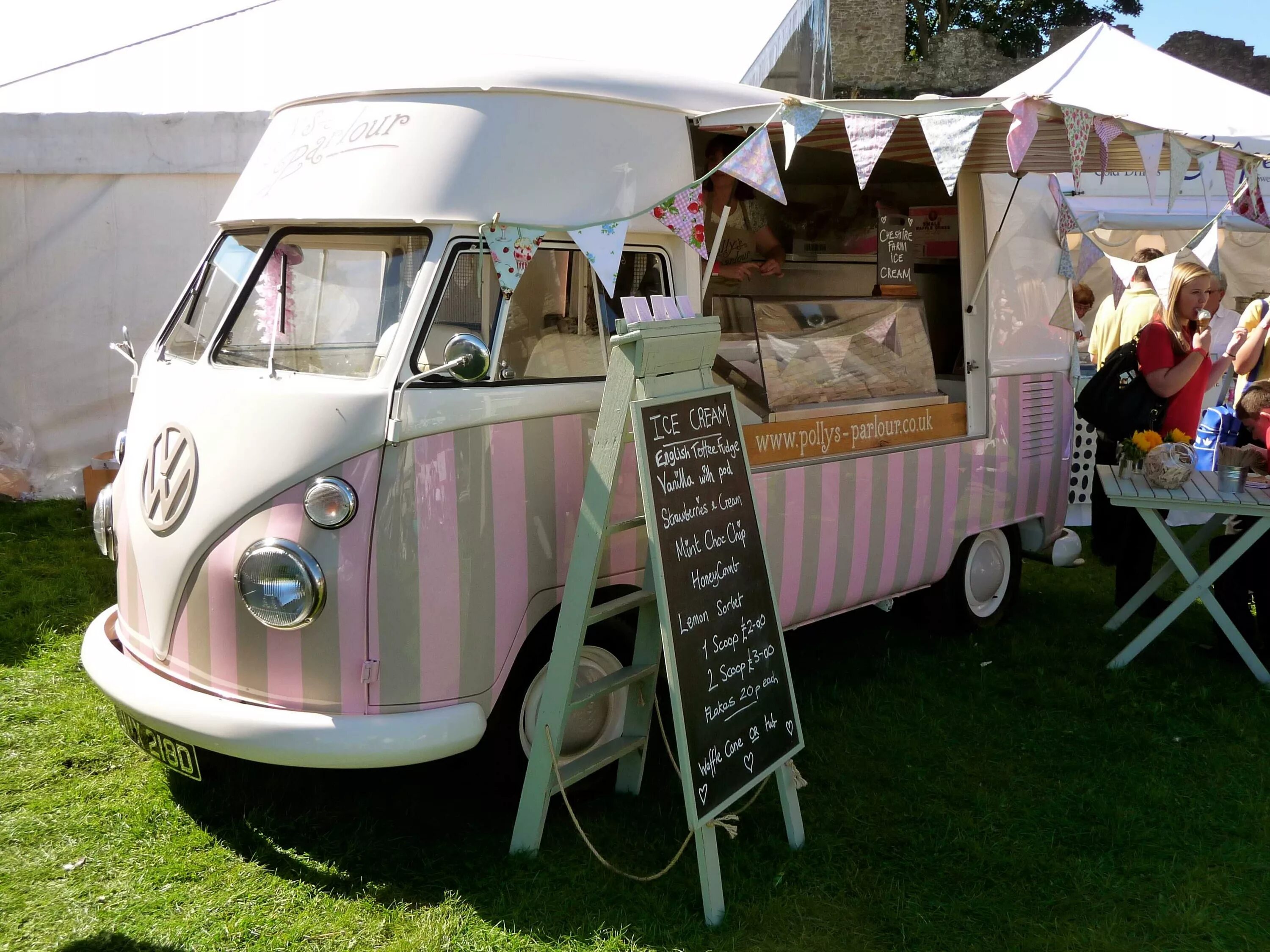 Машина мороженщика. Фургончик Ice Cream. Фургончик с мороженым Volkswagen. Вагончик мороженого.