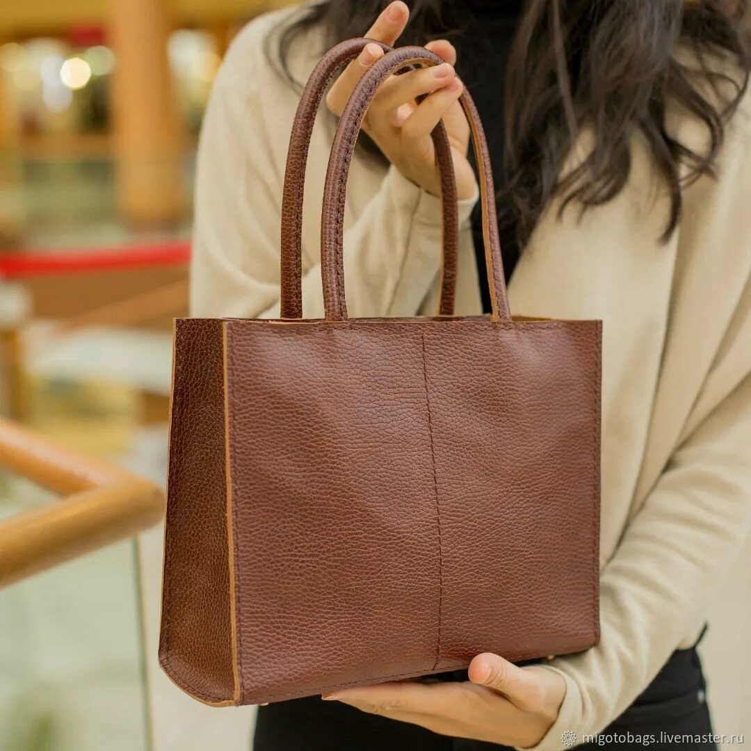 Коричневая сумка большая. Коричневая сумка. Сумка женская коричневая. Женская кожаная сумка. Сумка кожаная коричневая.