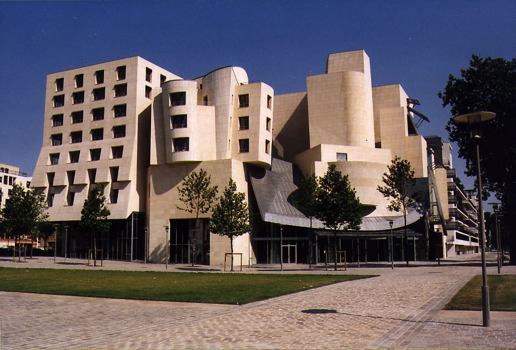 Ф. Оперный театр в линкольн-центре в нью-йорке. Линкольн центр в нью-йорке. Американский центр в париже фрэнк гери. Чикагский культурный центр.