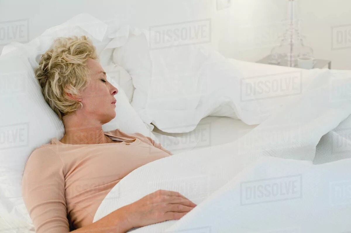 Спящие пожилые женщины. Спящие взрослые женщины. Лечебный сон. Домашнее спящие женщины.