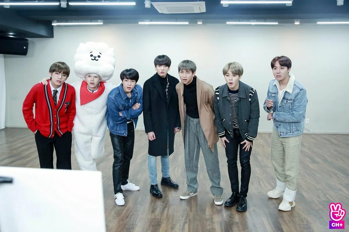 Bts 2023. Чонгук бтс в кафе. Новогодний ран бтс. Run bts _ эпизод 49. Run bts 48.
