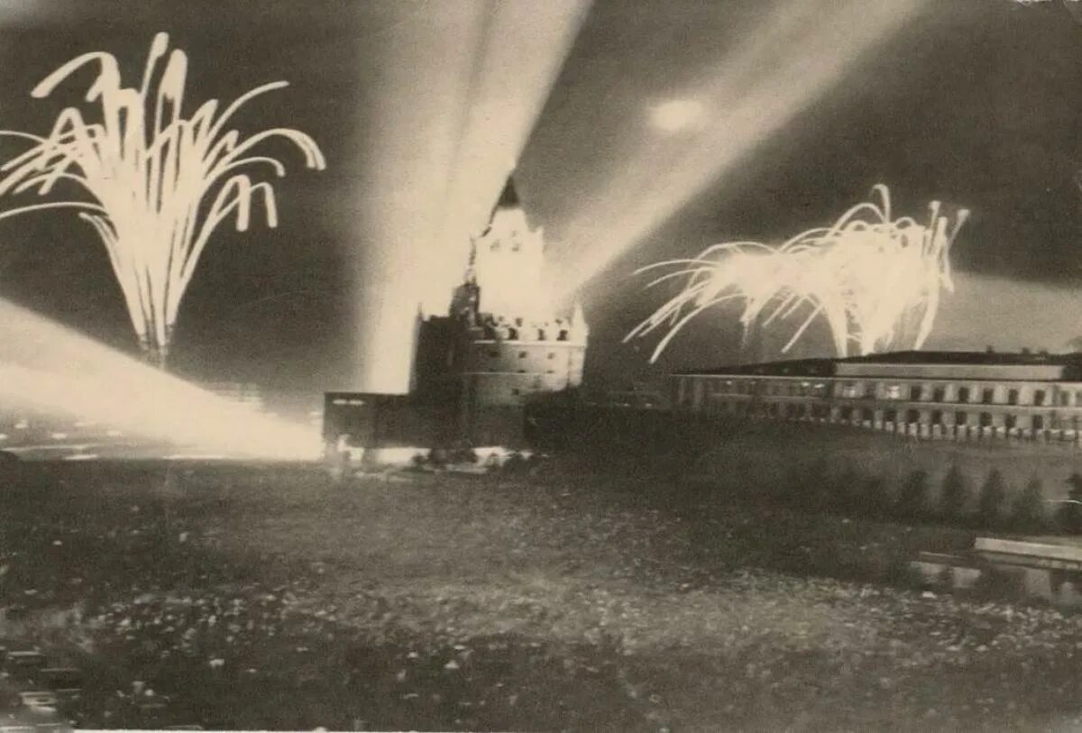 Победный салют в москве 5 августа 1943. Первый салют во время великой отечественной. Салют победы в москве 1945. Первый салют во время великой отечественной. Первый салют в москве 1943.