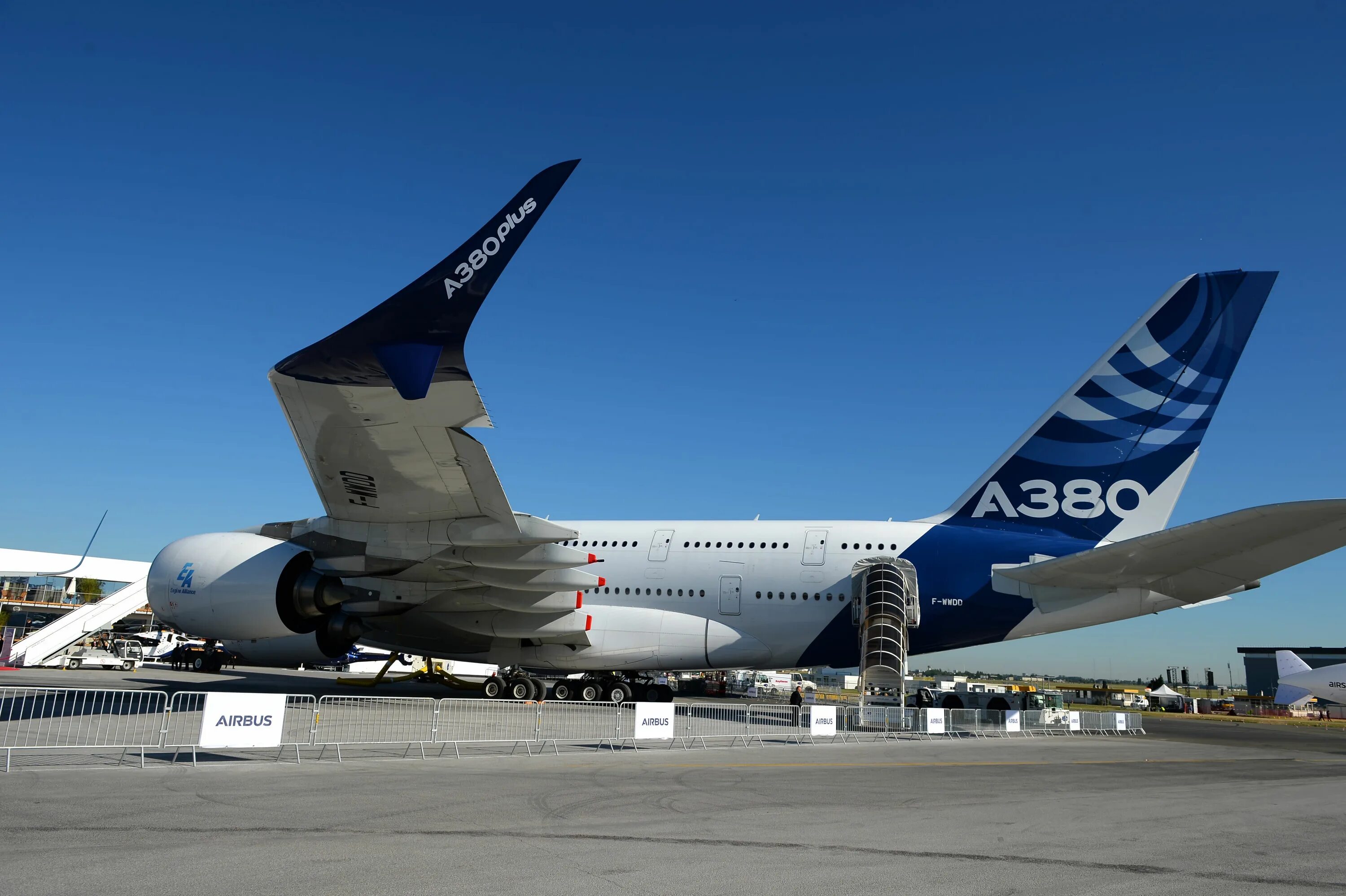 Эйрбас 380. Airbus a380: Аэробус пассажирский. Самолет Airbus a390. Самый большой пассажирский самолет в мире Airbus a380.