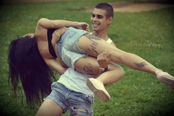 Девушка вцепилась в парня. Трогает девушку на улице. Глупая жена. Девушки стреляют из оружия. Женщина стреляет.