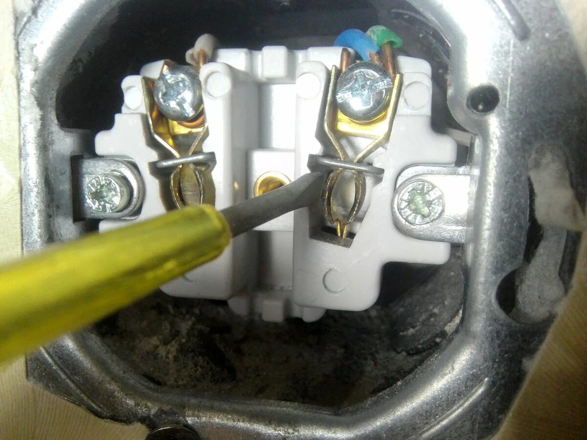 Неисправная розетка. Почему нагревается вилка. Оплавление вилки в розетку. Нагревается вилка в розетке. Нагревается вилка в розетке.