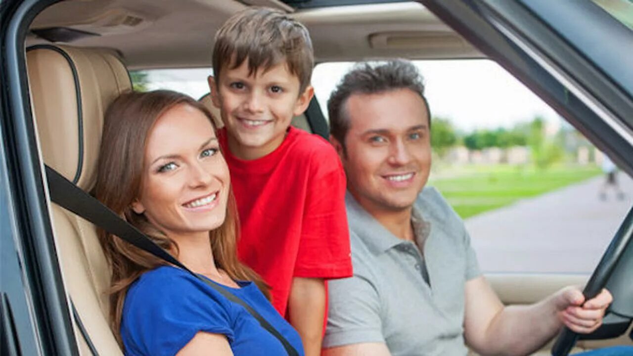 Семейная машина. Семья в авто. Средняя семья автомобиль. Family in car.