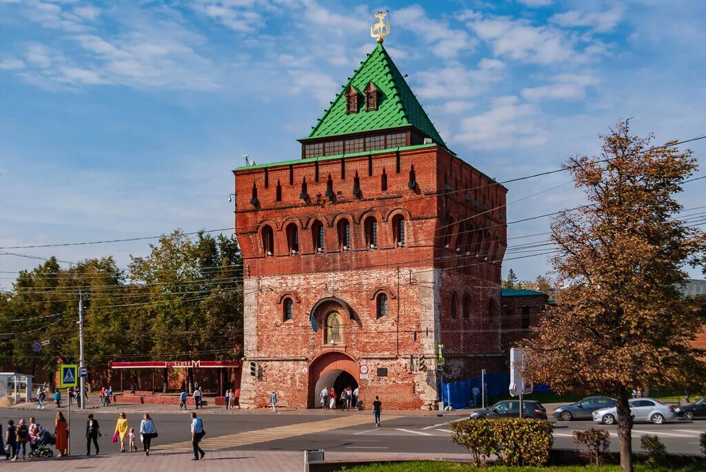 Нижегородский кремль единственный в стране имеющий. Нижегородский Кремль Нижний Новгород Дмитриевская башня. Дмитровская башня Кремля Нижний Новгород. Музей Дмитриевская башня Нижний Новгород. Нижний Новгород Дмитриевская башня крем.