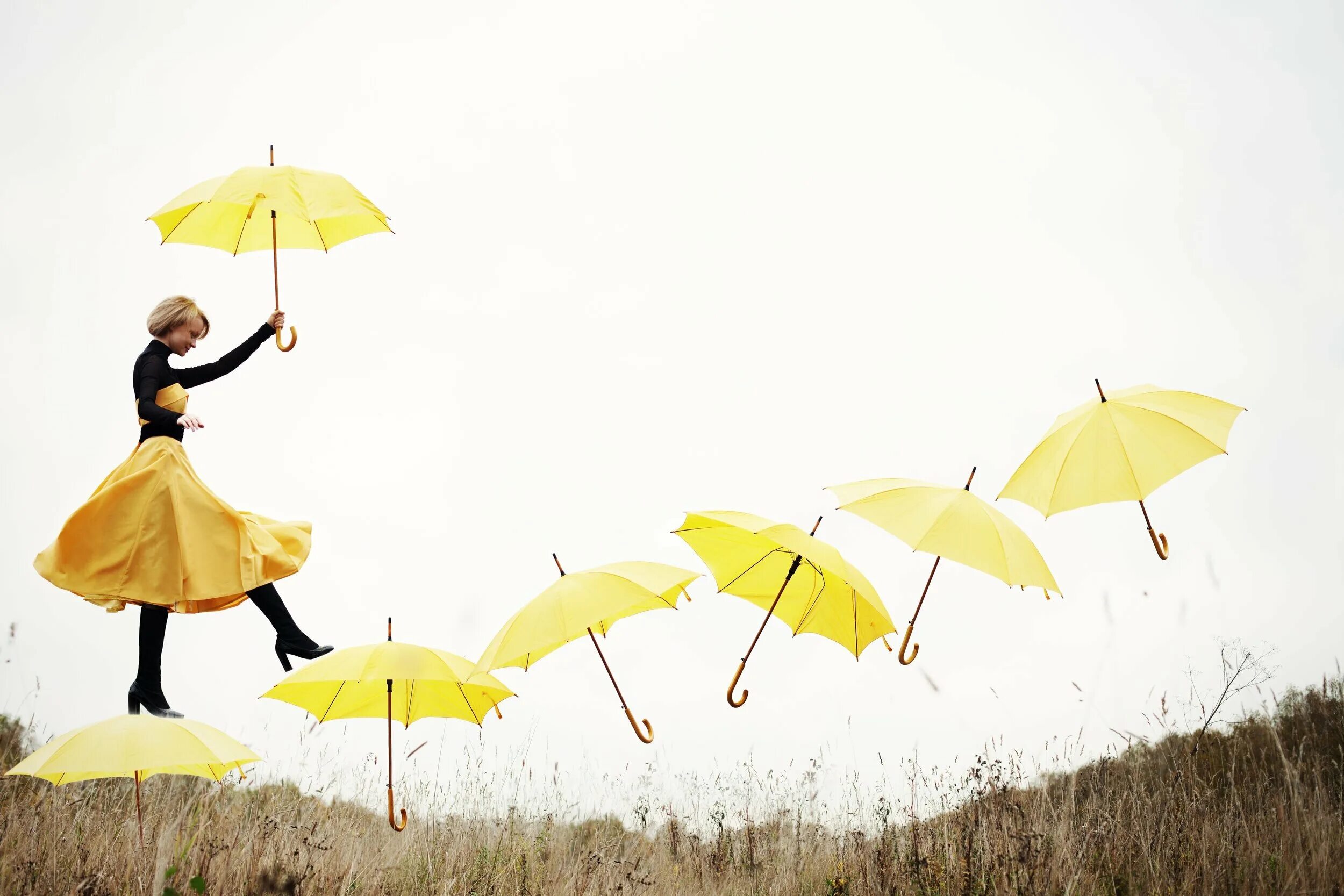 Зонтик сидит. Зонт желтый. Человек с зонтом. Девушка с желтым зонтом. Летит на зонтике.